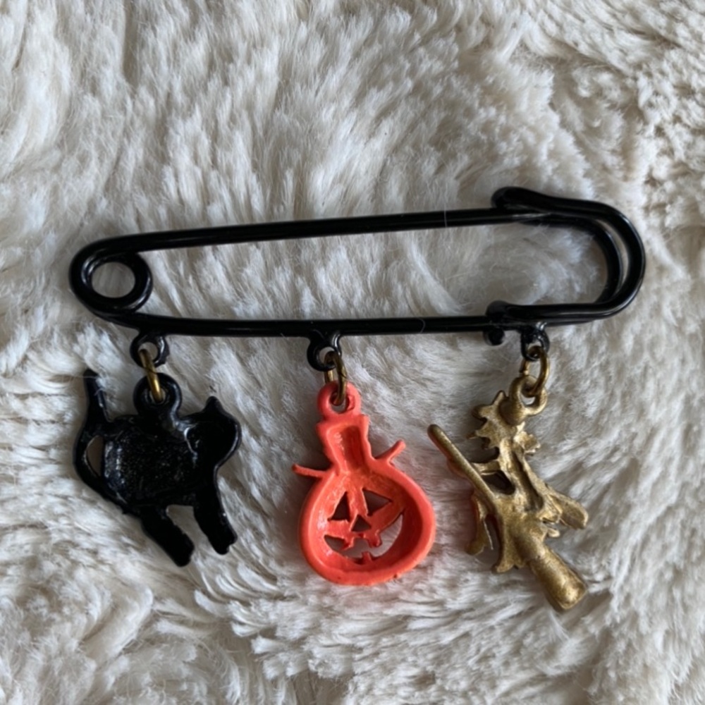 HALLOWEEN Charm Pin Brooch - Picture 6 of 7